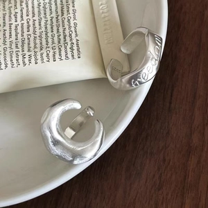 Bague ouverte minimaliste en argent S925 avec gravure freedom et finition mate