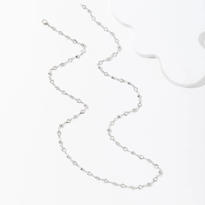 Dettaglio catena con maglie a cuore d'argento con cristalli e chiusure a moschettone