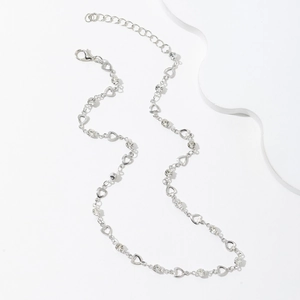 Dettaglio della collana a cuore argento con strass scintillanti e chiusura a moschettone