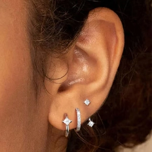 Elegante zilveren oorbellen set met zirkonia, inclusief ringen en knopjes voor meerdere gaatjes