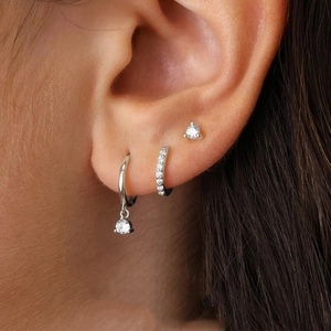 Zilveren driedelige zirkonia oorbellen set gedragen door model voor piercing look
