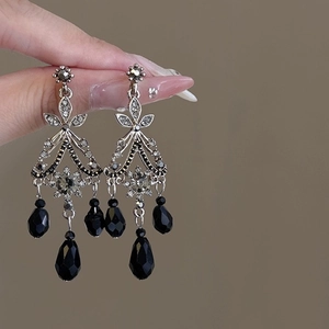 Boucles d'oreilles pendantes gothiques vintage avec cristaux noirs et détails argent