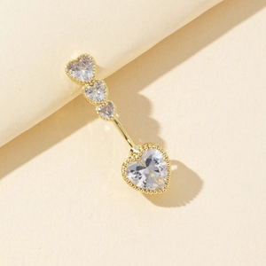 Piercing para ombligo de corazón bañado en oro con cuatro circonitas y borde milgrain