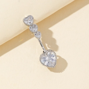 Piercing de ombligo plateado con cuatro circonitas de corazón en diseño graduado