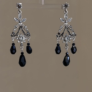 Boucles d'oreilles chandelier vintage avec strass argentés et perles noires en gouttes