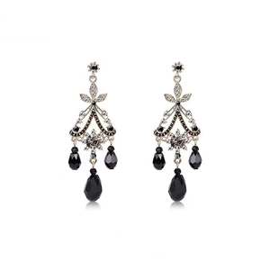 Boucles d'oreilles chandelier vintage avec métal argenté et cristaux noirs en goutte