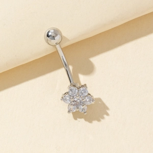 Piercing de ombligo de plata con flor de circonita, vista lateral de 45 grados