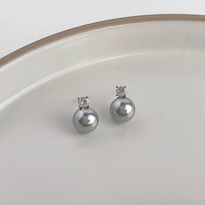 Orecchini a perno con perla grigia e zircone incastonato su piatto in ceramica