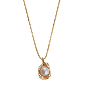 Minimalistische goldene Box-Halskette mit unregelmäßigem Metallanhänger und weißer Perle
