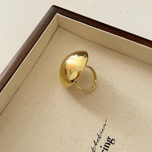 Detailansicht eines polierten goldenen Kuppelrings auf Canvas-Display mit Glanz