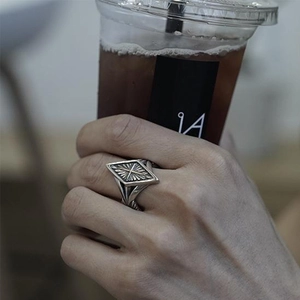 Retro rhombic cross ring for men with vintage silver finish and starburst pattern engraving