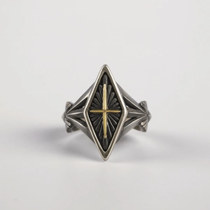Bague chevalière losange vintage avec croix dorée et ailes gothiques en argent rétro