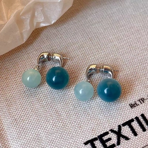 Boucles d'oreilles minimalistes en argent avec perles rondes bleu clair et bleu foncé