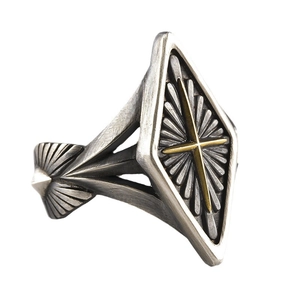 Chevalière gothique vintage avec croix dorée et face en losange en argent antique