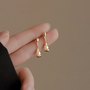 Eleganti orecchini irregolari placcati in oro con perle bianche pendenti