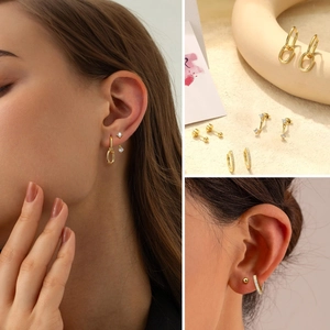 Détail d'un ensemble de boucles d'oreilles plaquées or 18K avec zircons cubiques
