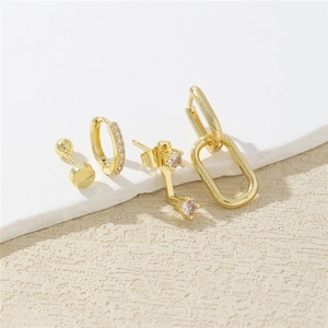 Lot de quatre boucles d'oreilles géométriques dorées avec zircons étincelants de style moderne