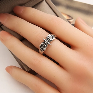 Retro hexagram star ring in vintage silver finish with gothic floral engravings on a band