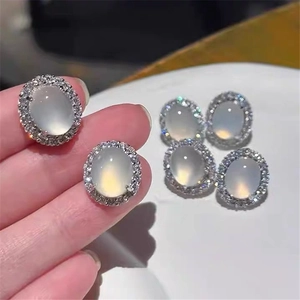 Elegante Ovale Synthetische Maansteen Oorknopjes Voor Dames Verzilverde Legering Zirkonia Ingelegde Minimalistische Sieraden