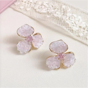 Pink crystal flower earrings in gradient tones with golden base in a luxury floral design