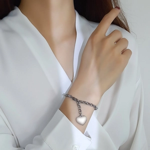 Vue détaillée d'un bracelet chaîne en acier inoxydable argenté avec pendentif en cœur