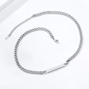 Makro-Detail von silbernem Rechteck-Anhänger mit Panzerkette und S925-Stempel