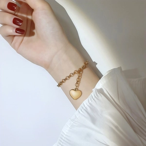 Bracelet élégant en acier inoxydable doré avec pendentif cœur et chaîne rolo polie pour femme