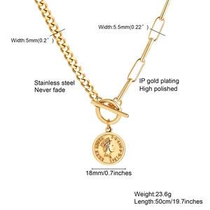 Detalle de colgante moneda 18mm en cadena de acero 50cm con cierre OT y baño de oro IP
