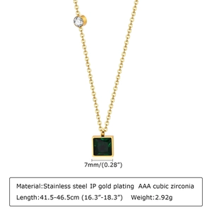 Detail van vierkante groene zirkoon hanger aan een vergulde roestvrijstalen ketting