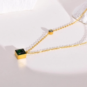 Gouden ketting van titaniumstaal met vierkante groene zirkoon en ronde steen