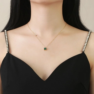 Gouden titanium ketting met vierkante groene zirkoon hanger en kleine diamant op ketting