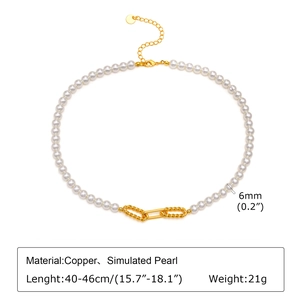 Detail von 6mm weißen Kunstperlen mit kupferner Gold-Schließe und Verlängerungskette