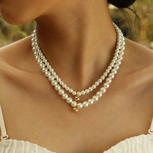 Elegante zweilagige Perlenkette mit goldenen Kugelanhängern und Vintage-Finish