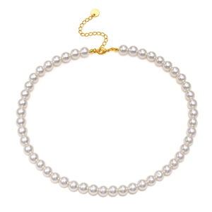 Elegante weiße Glasperlenkette mit goldenem Karabinerverschluss und verstellbarer Verlängerung