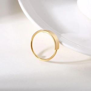 Anello geometrico minimalista in acciaio inossidabile dorato con parte superiore piatta