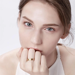 Anello geometrico in acciaio inossidabile placcato oro 18K indossato da modella