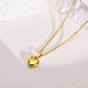 Collana con ciondolo a cuore dorato lucido su catena a O su decoro in pietra