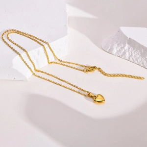Collana minimalista con ciondolo a cuore dorato su catena sottile per uno stile estivo elegante
