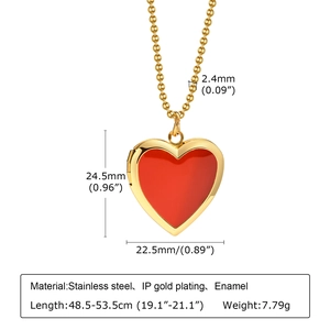 Detail van de rode emaille hartvormige hanger met afmetingen en gouden bolletjesketting