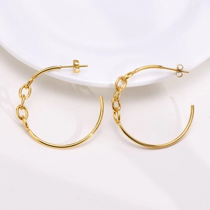 Orecchini a cerchio a C in acciaio al titanio placcato oro 18K con maglie di catena cave