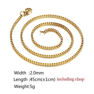 Détail d'un collier chaîne box dorée 2mm avec fermoir mousqueton, longueur 45cm et poids 5g