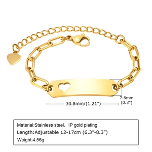Details eines vergoldeten Edelstahl-Armbands mit gebogenem Steg und hohlem Herz-Design