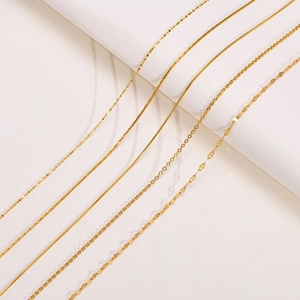 Assortiment de colliers minimalistes plaqués or 18 carats avec mailles serpent et O-link