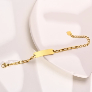 Detailaufnahme eines goldenen Gliederarmbands mit glatter, gravierbarer rechteckiger Platte
