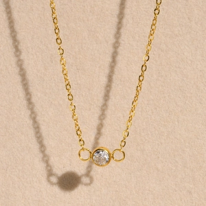 Collier minimaliste en titane doré avec pendentif solitaire en zircone sur chaîne en O