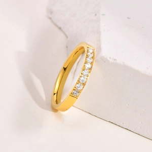 Bague élégante en acier inoxydable doré avec micro-pavage de zircons blancs pour femmes