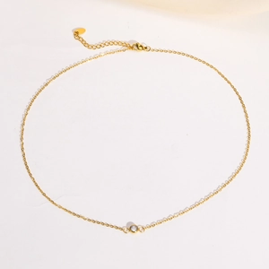Collier minimaliste en titane doré avec pendentif zircon rond et fermoir mousqueton réglable
