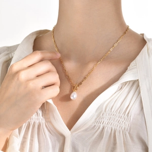 Collier maille trombone doré avec perle en goutte et fermoir en T pour femmes