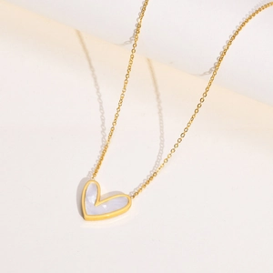 Collier élégant avec pendentif cœur doré et nacre blanche, bijoux tendance pour femmes