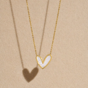 Détail du collier coeur avec incrustation de nacre et chaîne dorée fine